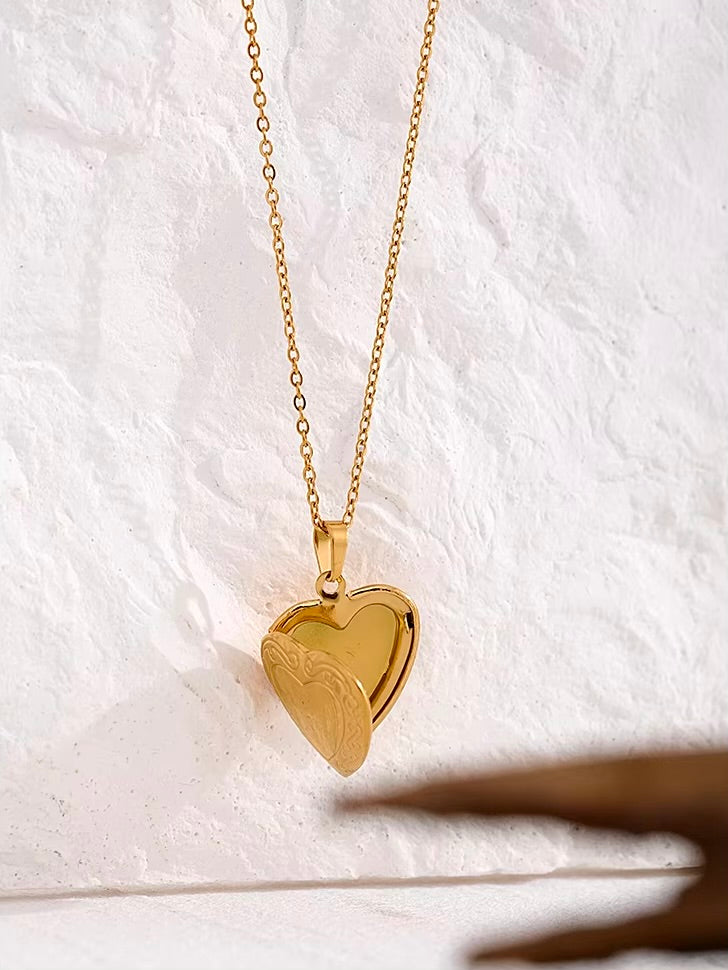 Amour Necklace